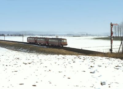 Winterstimmung auf der Horlofftalbahn, wie man sie heute kaum noch zu sehen bekommt: Eine Schienenbusgarnitur hat sich am 10.02.1978 aus Beienheim auf den Weg in Richtung Friedberg (Hess) gemacht.

