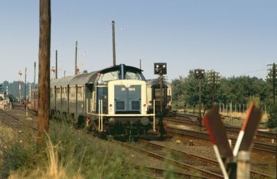 211 132-6 mit Nahverkehrszug nach Friedberg (Hess) am 09.09.1982 in Beienheim. 
