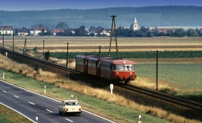 Nachschuss auf eine Schienenbusgarnitur von Weckesheim in Richtung Reichelsheim am 09.09.1982. Die Landstraße blieb weitgehend leer...
